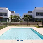 Vanian Gardens - 3br With Garden Apartmán