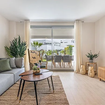 Vanian Gardens - 3br With Garden Εστεπόνα