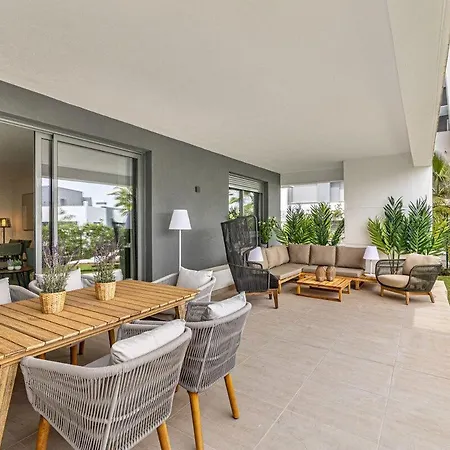 Vanian Gardens - 3br With Garden * Εστεπόνα