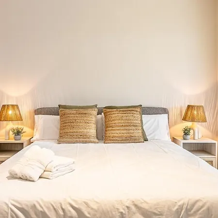 Vanian Gardens - 3br With Garden Apartment *
